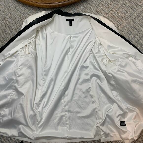 Torrid Blazer Tuxedo Jacket Women's 4X White Black Lapel NWOT - Picture 5 of 7